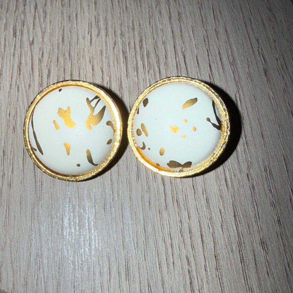 Goldtone White Cream Abstract Speckle‎ Round Clip On Earrings
